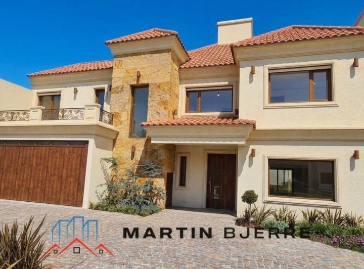 Casa · 315m² · 6 Ambientes · 2 Cocheras