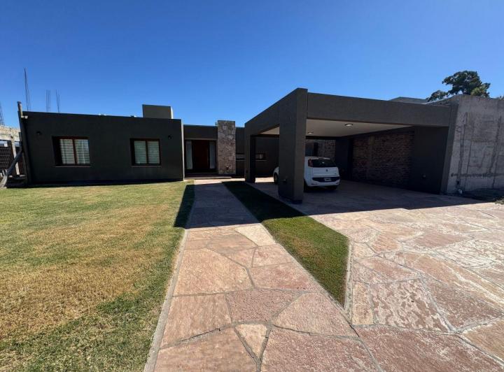 Casa · 154m² · 5 Ambientes · 1 Cochera