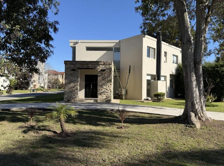 Casa · 300m² · 5 Ambientes · 4 Cocheras