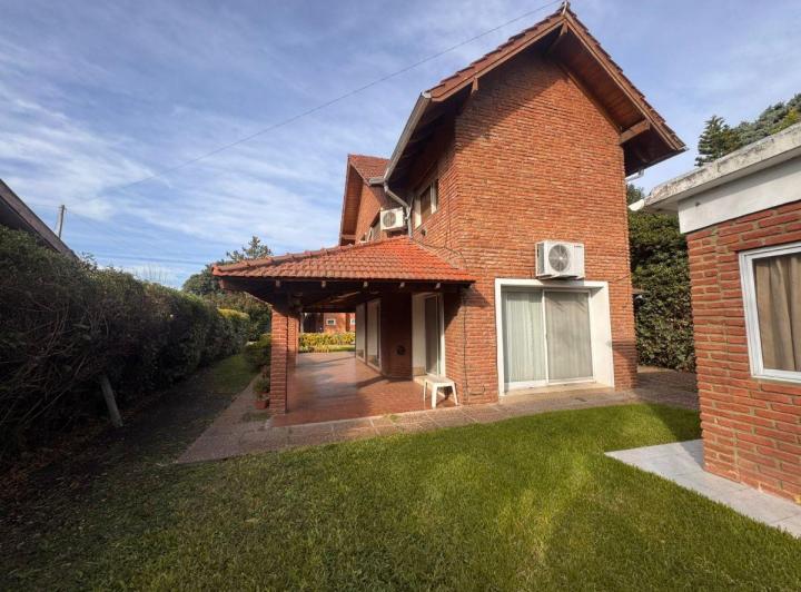 Casa · 141m² · 4 Ambientes · 2 Cocheras