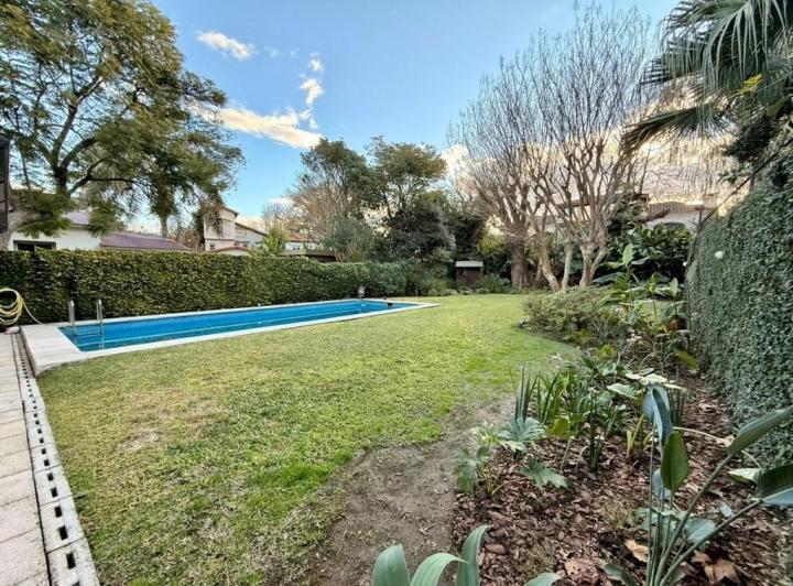 Casa · 380m² · 6 Ambientes · 2 Cocheras