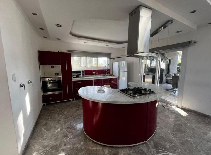 Casa · 230m² · 5 Ambientes · 1 Cochera