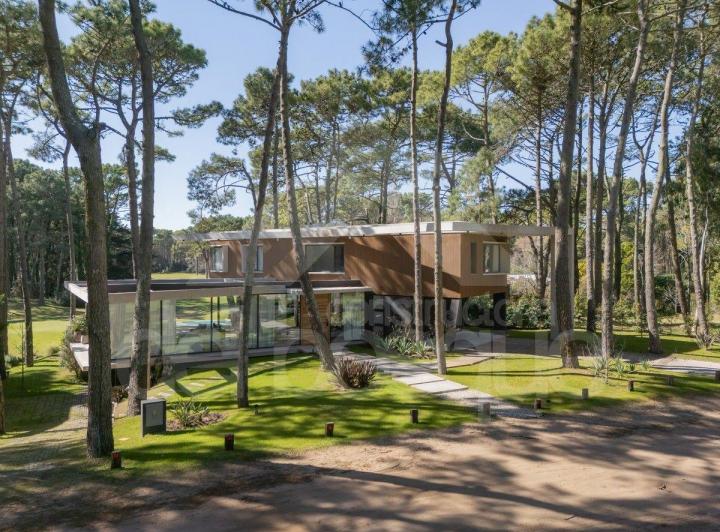 Casa · 389m² · 6 Ambientes · 1 Cochera