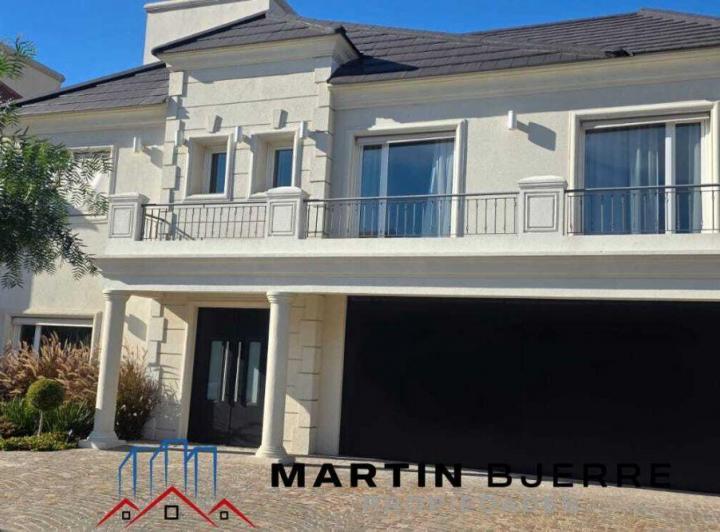 Casa · 320m² · 6 Ambientes · 2 Cocheras