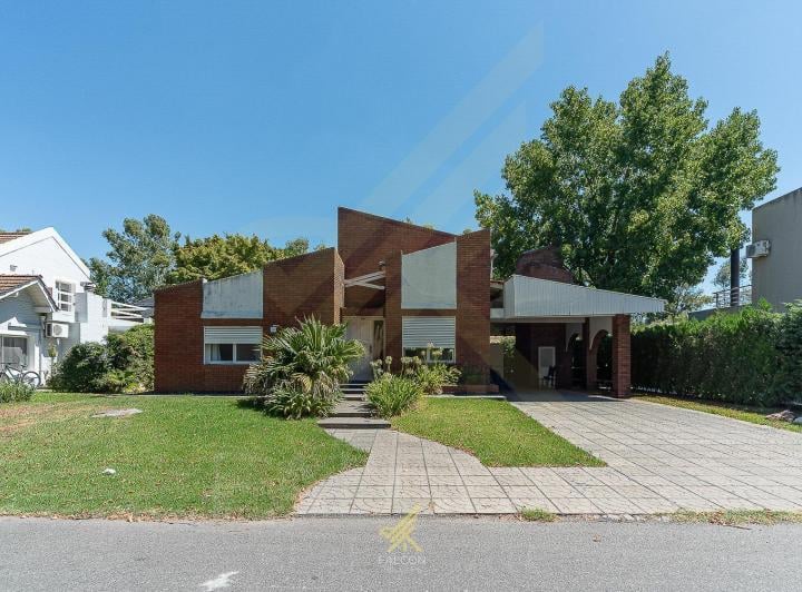 Casa · 126m² · 5 Ambientes · 2 Cocheras