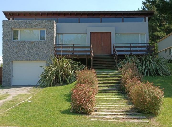 Casa · 230m² · 5 Ambientes · 1 Cochera