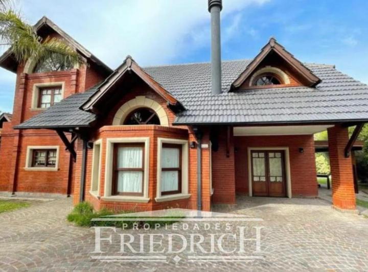 Casa · 350m² · 4 Ambientes · 7 Cocheras