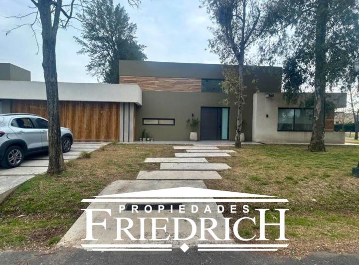 Casa · 254m² · 5 Ambientes · 4 Cocheras