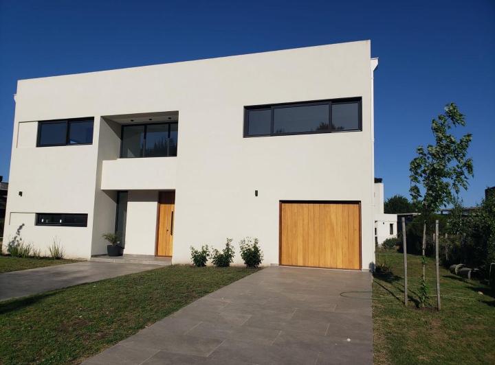 Casa · 250m² · 4 Ambientes · 2 Cocheras
