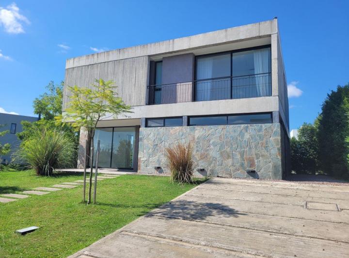 Casa · 220m² · 5 Ambientes · 3 Cocheras