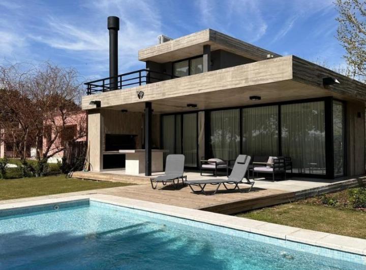 Casa · 180m² · 4 Ambientes · 3 Cocheras