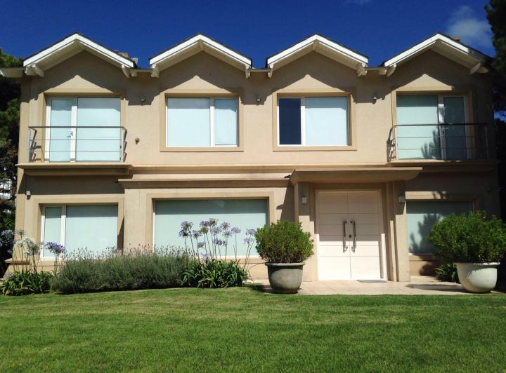 Casa · 300m² · 5 Dormitorios