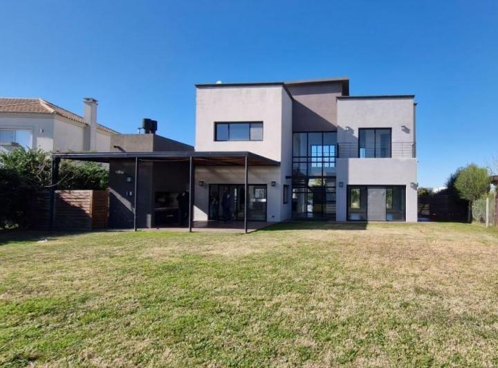 Casa · 245m² · 5 Ambientes · 2 Cocheras