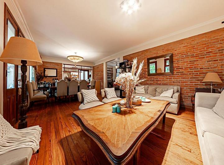 Casa · 250m² · 5 Dormitorios · 2 Cocheras