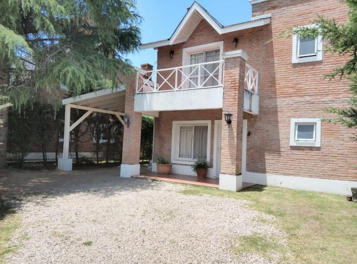 Casa · 1m² · 5 Ambientes · 1 Cochera