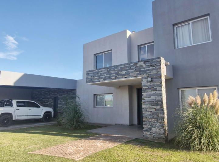 Casa · 395m² · 6 Ambientes · 3 Cocheras