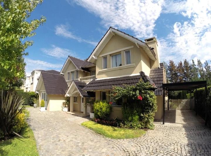 Casa · 290m² · 6 Ambientes · 1 Cochera