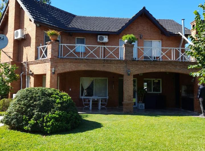 Casa · 180m² · 5 Ambientes · 2 Cocheras