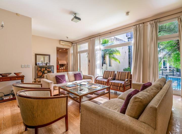 Casa · 338m² · 8 Ambientes · 2 Cocheras
