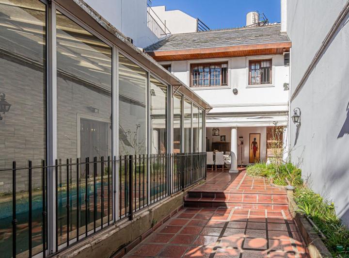 Casa · 315m² · 6 Ambientes · 1 Cochera