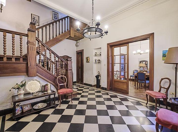 Casa · 335m² · 6 Ambientes · 1 Cochera