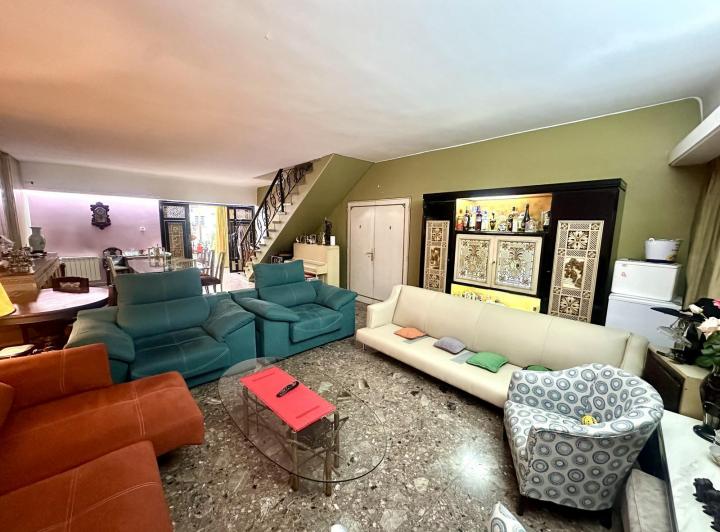 Casa · 230m² · 6 Ambientes · 2 Cocheras