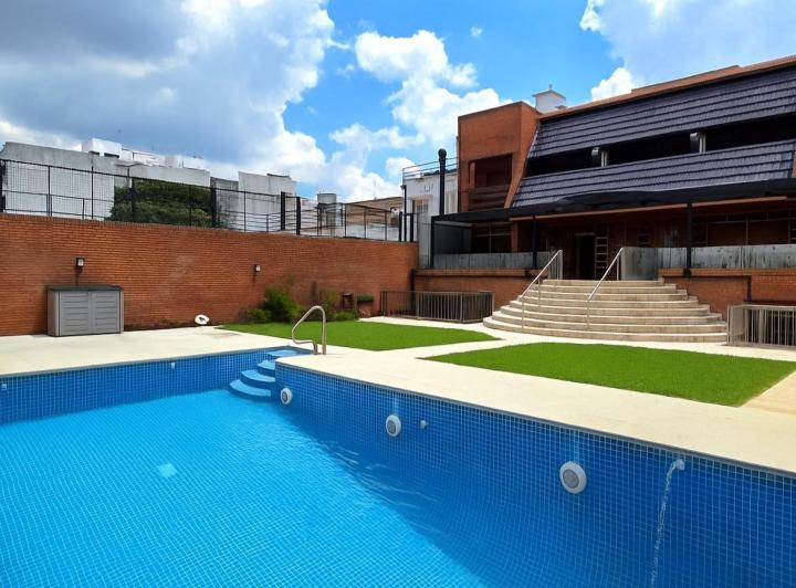 Casa · 905m² · 6 Ambientes · 8 Cocheras