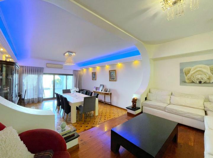 Casa · 430m² · 6 Ambientes · 3 Cocheras