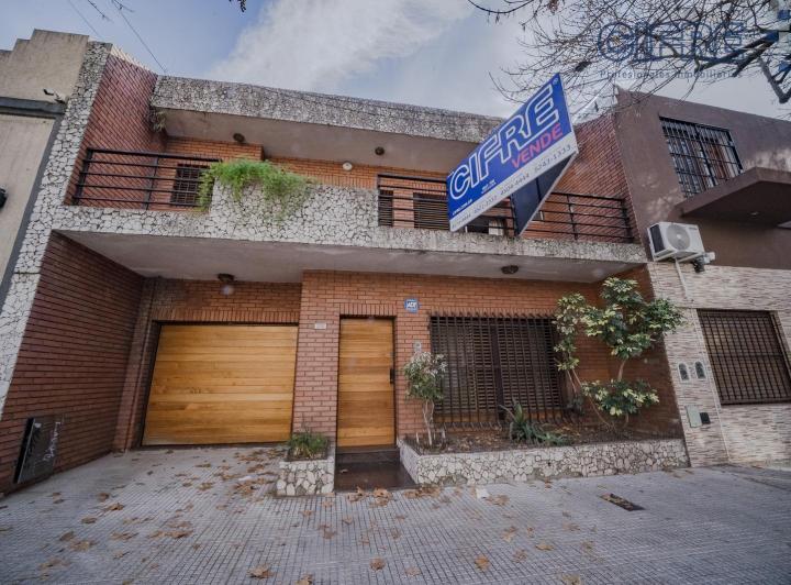Casa · 203m² · 6 Ambientes · 1 Cochera