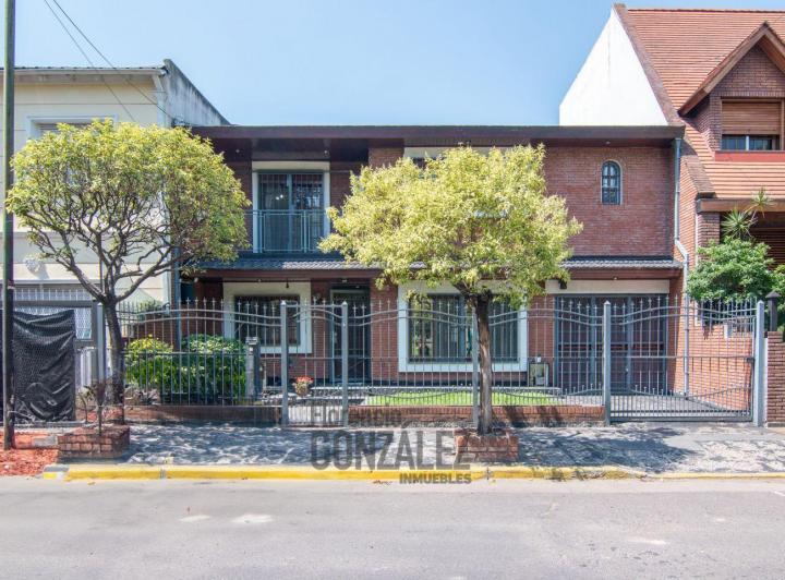Casa · 145m² · 4 Ambientes · 2 Cocheras