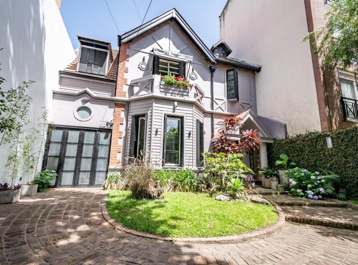 Casa · 320m² · 7 Ambientes · 3 Cocheras