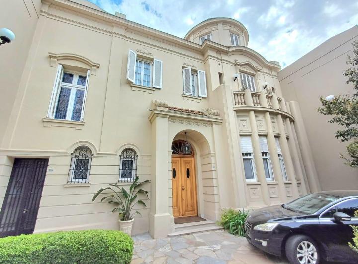 Casa · 858m² · 9 Ambientes · 3 Cocheras