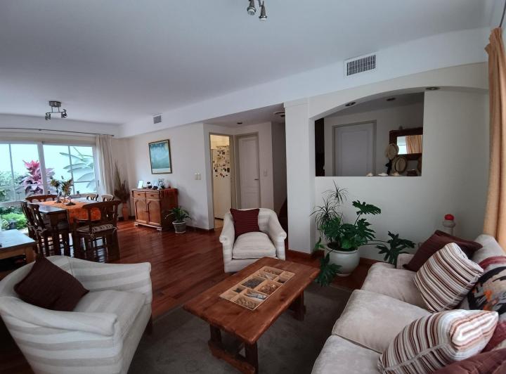 Casa · 168m² · 6 Ambientes · 1 Cochera