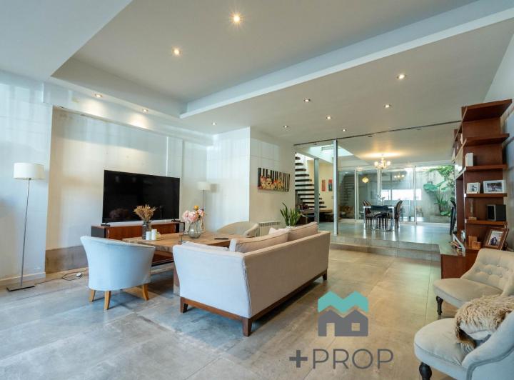 Casa · 311m² · 7 Ambientes · 1 Cochera