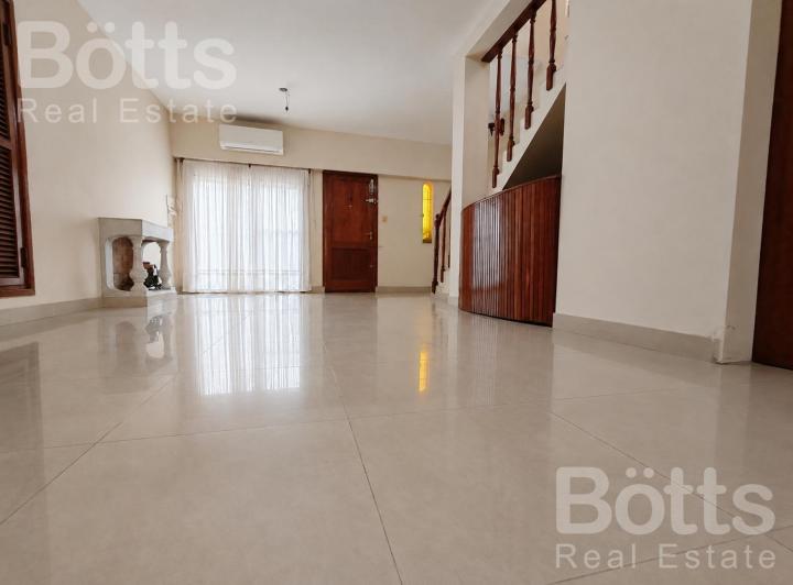 Casa · 250m² · 5 Ambientes · 3 Cocheras