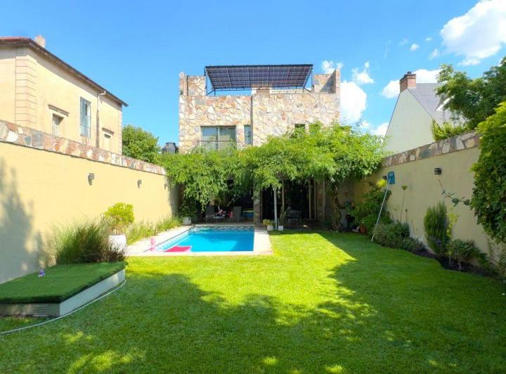 Casa · 450m² · 6 Ambientes · 4 Cocheras