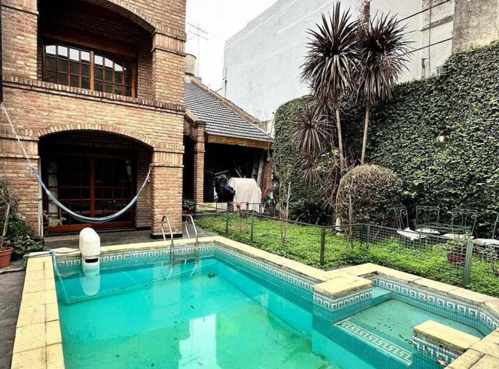 Casa · 307m² · 6 Ambientes · 2 Cocheras