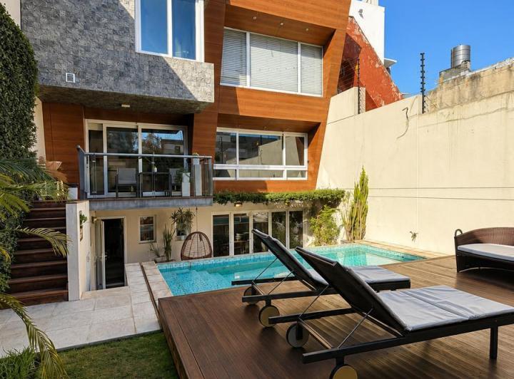 Casa · 445m² · 6 Ambientes · 4 Cocheras
