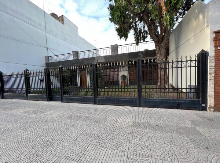 Casa · 250m² · 4 Ambientes · 2 Cocheras