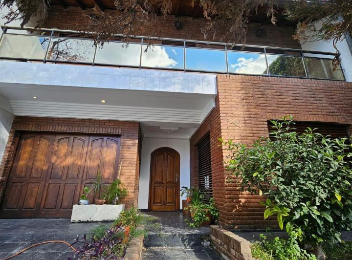 Casa · 210m² · 6 Ambientes · 2 Cocheras