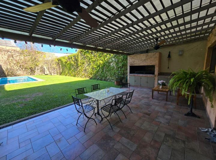 Casa · 230m² · 5 Ambientes · 2 Cocheras