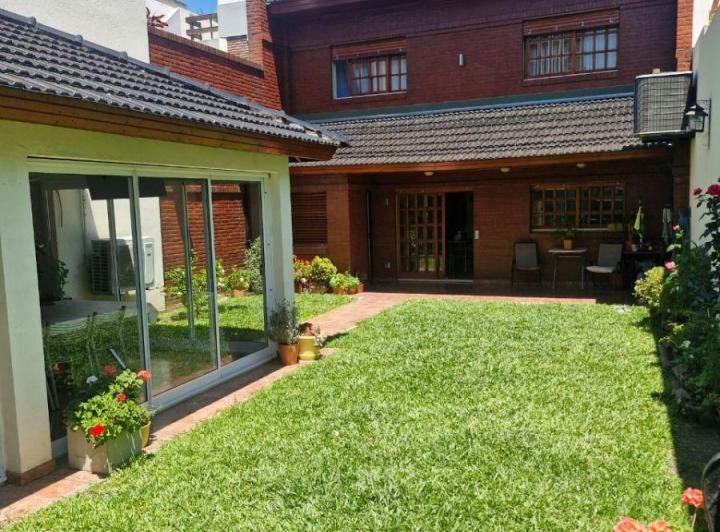 Casa · 340m² · 5 Ambientes · 2 Cocheras