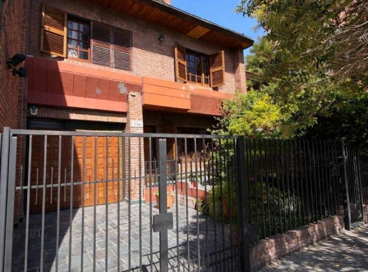 Casa · 270m² · 6 Ambientes · 2 Cocheras