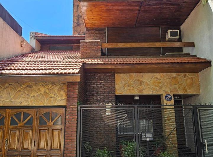 Casa · 250m² · 5 Ambientes · 1 Cochera