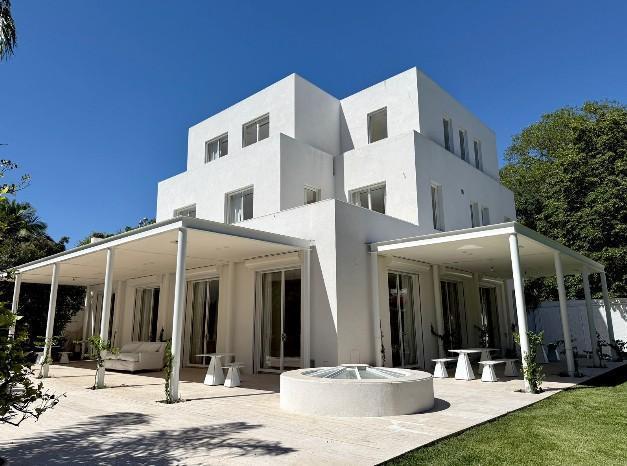 Casa · 689m² · 6 Ambientes · 4 Cocheras