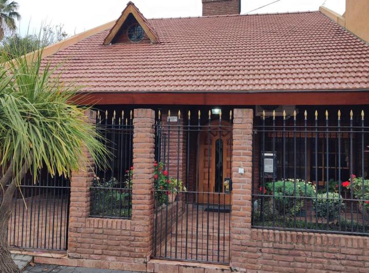Casa · 180m² · 5 Ambientes · 1 Cochera