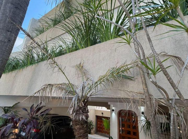 Casa · 420m² · 4 Ambientes · 5 Cocheras