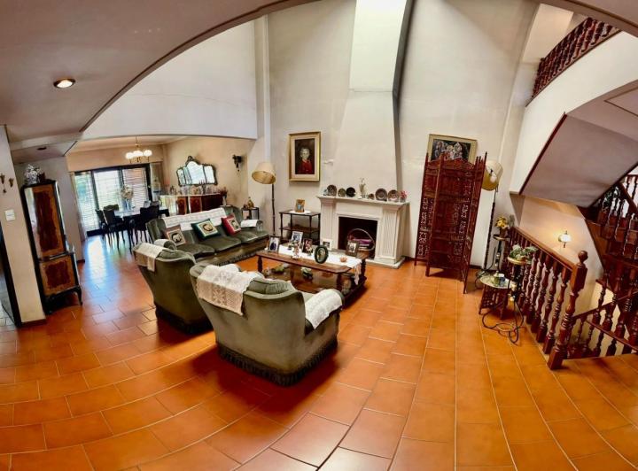 Casa · 394m² · 5 Ambientes · 4 Cocheras