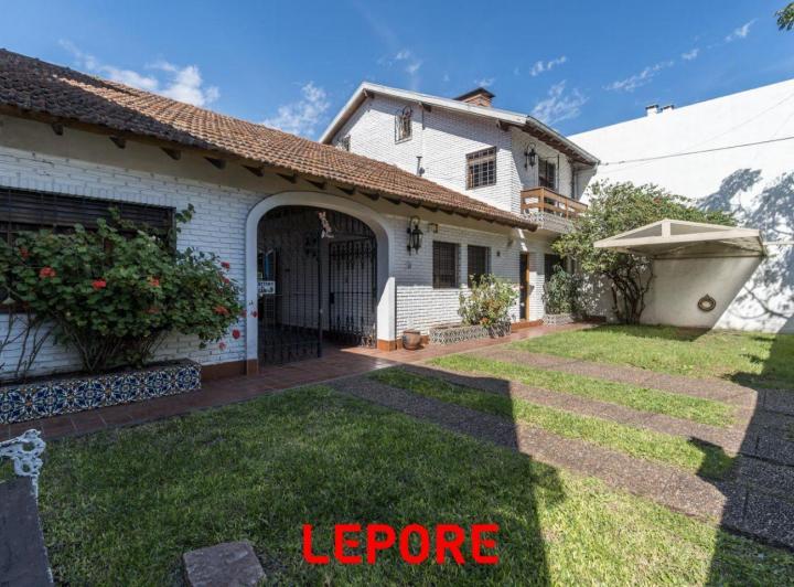 Casa · 250m² · 5 Ambientes · 3 Cocheras