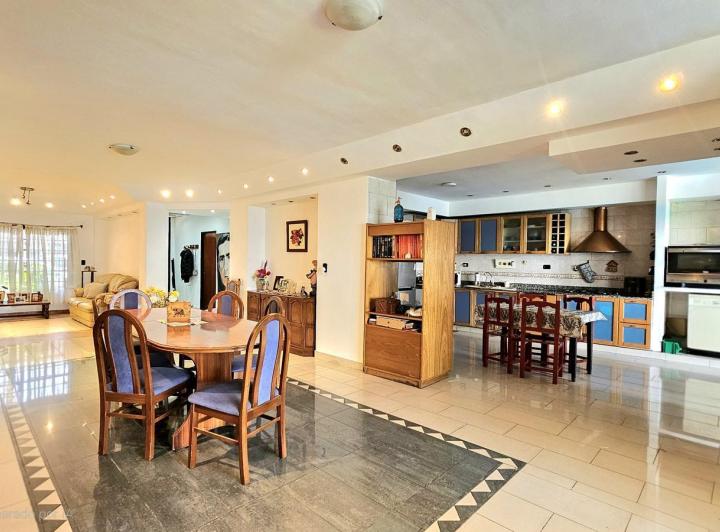Casa · 389m² · 5 Ambientes · 1 Cochera